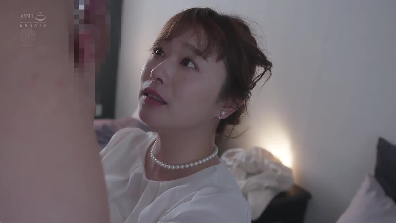 Horny And Sexy Japanese MILf Gets Creampied  - PornoXO.com