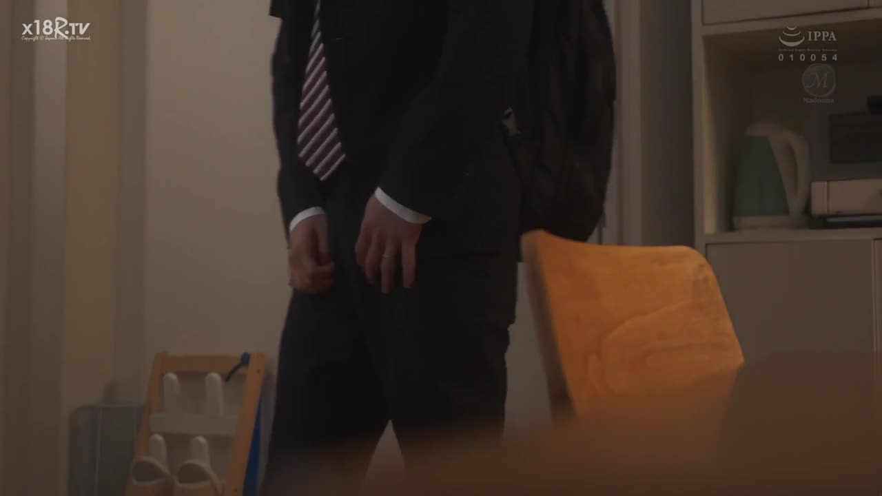 Yumi Kazama, Una Vendedora Puta Empapada Que Habla Sucio Y Recibe Creampie