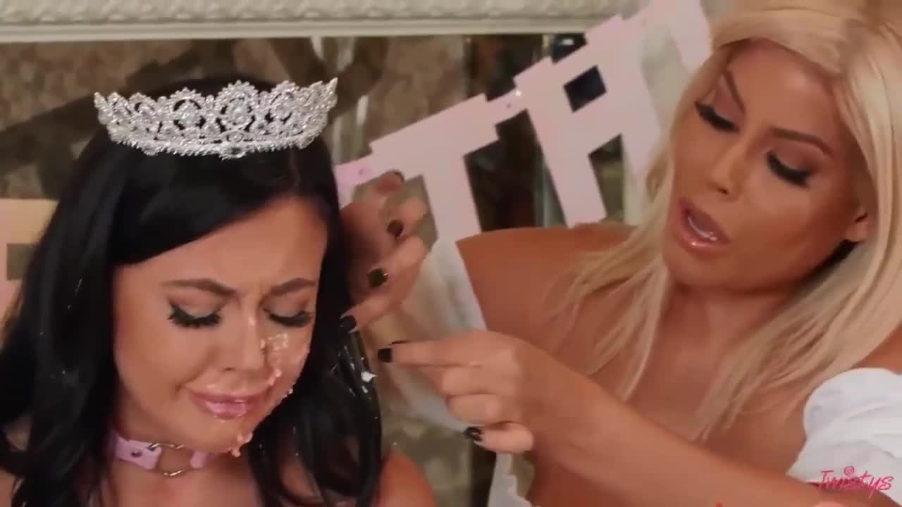 Cake Fucking Anal Strapon Squirting Lesbians BB&WW