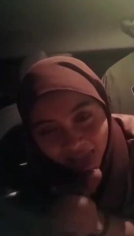 Awek Tudung Kulum Batang Dalam Kereta (Reupload)